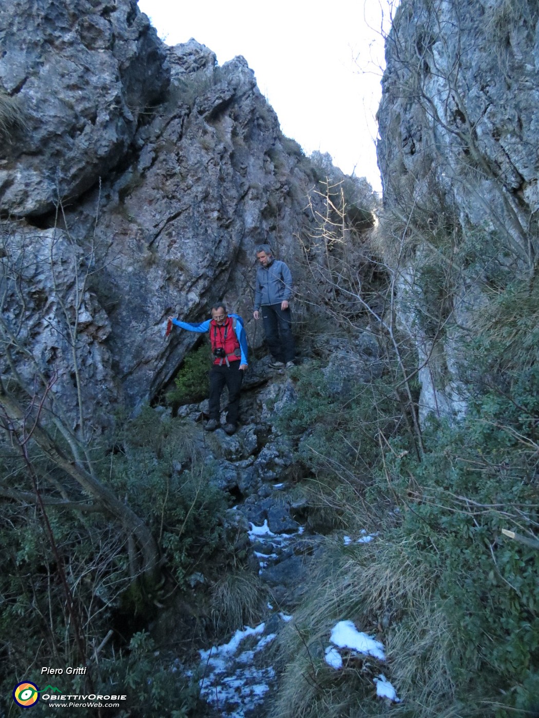 82 Passaggio in valletta sospesa tra roccioni.JPG
